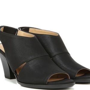 Naturalizer open toed shoe